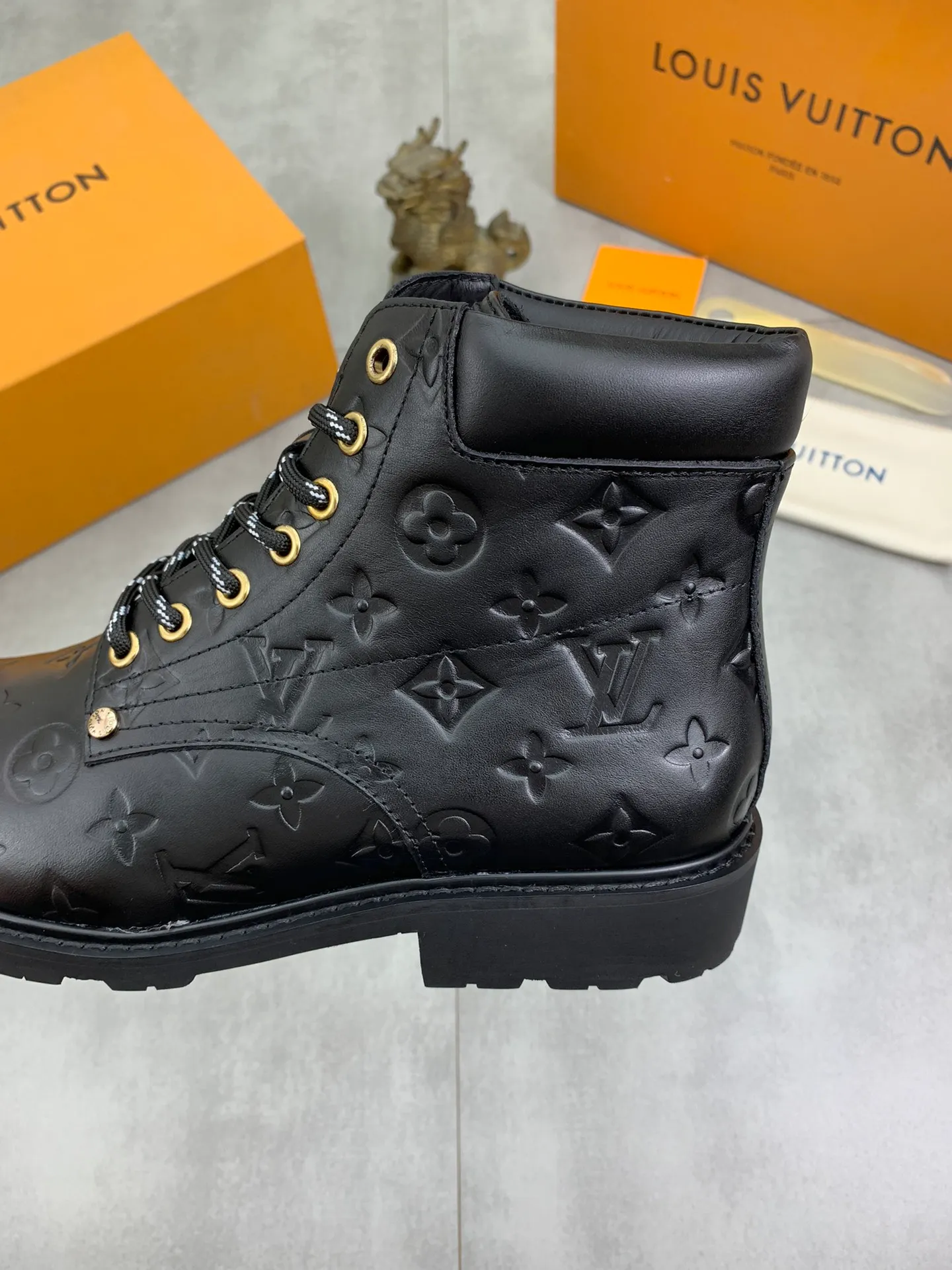 Men's shoes 💰P600💰【New】🆘Water-dyed cow lining LV Louis Vuitton business high-top leather shoes, made of original imported Italian 🇮🇹 selected calfskin, full cowhide lining, carefully handmade by professional shoemakers, the original version is specially designed for wear-resistant outsole. Standard code: 38-44 3⃣️color🉑️select